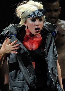 Lady Gaga lanzará 'Monster' en 2012, su perfume con olor a sangre y semen