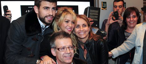 Gerard Piqué y Shakira con los padres del futbolista