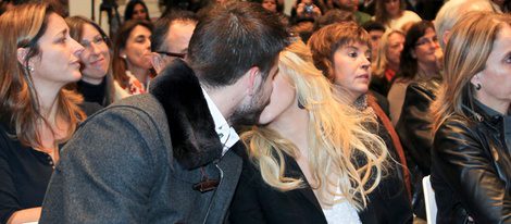 Piqué y Shakira besándose en la presentación de 'Dues Vides'