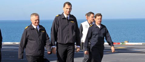 El Príncipe Felipe visita el buque 'Juan Carlos I' en Rota sin Doña Letizia