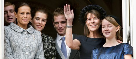 Estefanía y Carolina de Mónaco y sus hijos Andrea, Carlota y Pierre Casiraghi y la Princesa Alexandra de Hannover en el Día Nacional de Mónaco