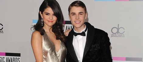 Justin y Selena en los premios AMA's