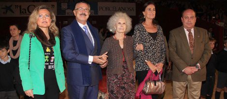La Duquesa de Alba disfruta del Salón Internacional del Caballo de Sevilla con Carmen Tello