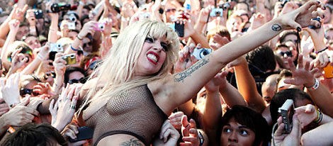  Lady Gaga, semidesnuda, en uno de sus conciertos