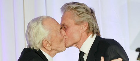 Kirk Douglas y su hijo Michael Douglas se besan en una cena solidaria