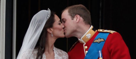 Los Duques de Cambridge, el Príncipe Guillermo de Inglaterra y Kate Middleton, se besan el día de su boda