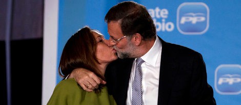 Mariano Rajoy besa a su mujer Elvira Fernández Balboa en el balcón de Génova