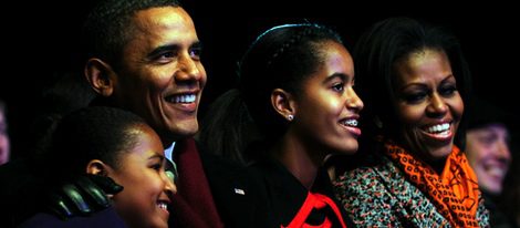 La familia Obama al completo celebra el encendido del árbol en la Casa Blanca