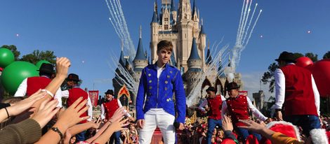 Justin Bieber celebra la navidad vestido de príncipe en Disney World