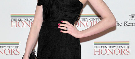 Anne Hathaway luce su anillo de compromiso
