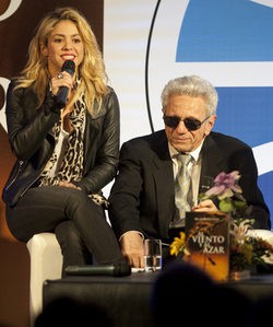 Shakira presenta muy orgullosa el libro de su padre, 'Al viento y al azar'