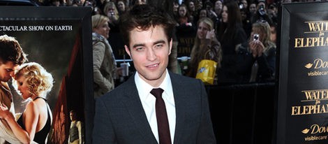Robert Pattinson cambia a Kristen Stewart por Sarah Roemer para irse de fiesta