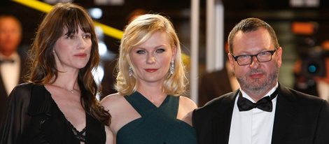 Lars von Trier con charlotte Gainsbourg y Kirsten Dunst en el Festival de Cannes