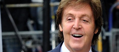 Paul McCartney y el guitarrista de los Rolling Stone comparten escenario a ritmo de 'Get Back'