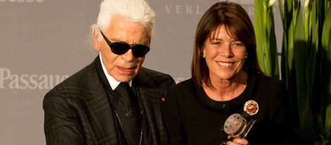Karl Lagerfeld entrega el premio 'Menschen in Europa' a Carolina de Mónaco por su labor humanitaria