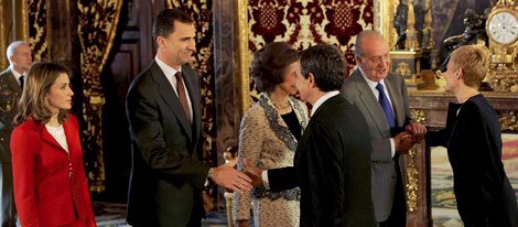 Zapatero y su esposa saludan a los Reyes y los Príncipes
