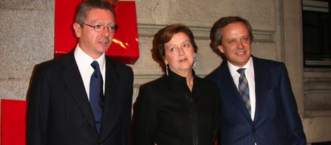 María Zurita, Alberto Ruiz Gallardón y Fernando Fernández Tapias asisten a la inauguración de la tienda Alfaro