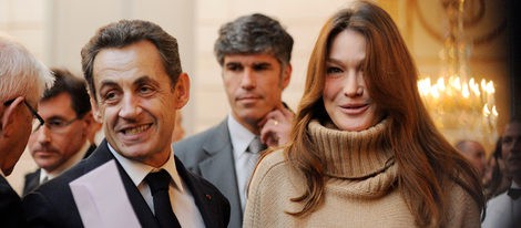 Carla Bruni reaparece tras ser madre para repartir regalos de Navidad junto a Nicolas Sarkozy