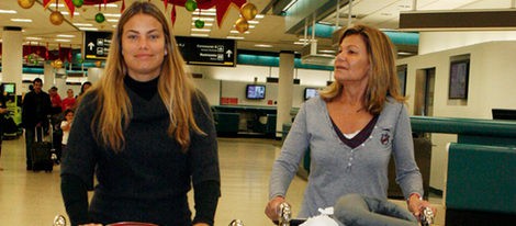 Carla Goyanes regresa a España junto a su madre Cari Lapique para pasar la Navidad en familia