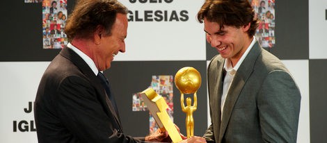 Julio Iglesias recibe el premio al artista que más discos ha vendido de las manos de Rafa Nadal