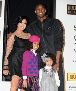 Kobe Bryant y Vanessa Laine con sus hijas Natalia y Giana