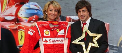 Fernando Alonso recibe el Premio Internacional del Deporte de manos de Esperanza Aguire