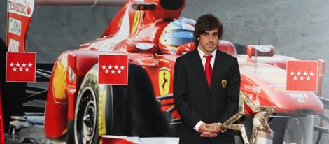 Fernando Alonso recibe el Premio Internacional del Deporte de manos de Esperanza Aguire