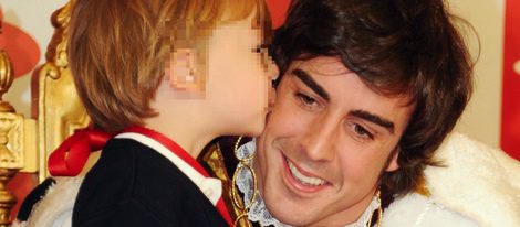 Fernando Alonso, Pedro Martínez de la Rosa y Marc Gené reparten regalos entre los niños