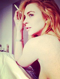  Lindsay Lohan en la cama en topless / Foto:instagram
