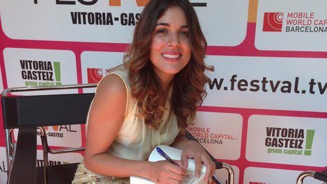 Adriana Ugarte firmando el libro de 'El tiempo entre costuras'