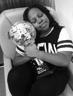 Amber Riley abraza su trofeo / Foto: Instagram