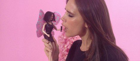 Victoria Beckham canta a duo con su muñeca / Foto: Twitter