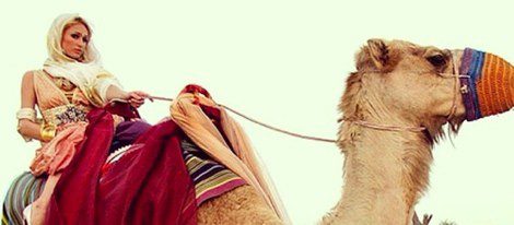 Paris Hilton subida en un camello / Foto: Instagram