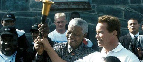  Nelson Mandela y Arnold Schwarzenegger sujetan la antorcha olímpica / Foto:Twitter 