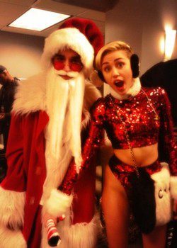 Miley Cyrus bromea con Papá Noel en el Jingle Ball 2013