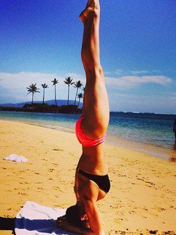 Hilaria Thomas haciendo yoga en Hawaii