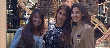  Las tres chicas de compras por Milan 