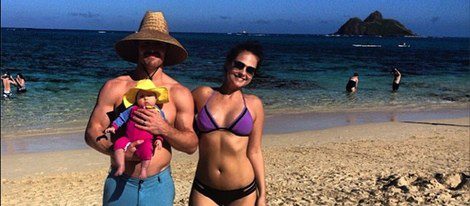  Stephen Amell junto a su esposa y su hija en Hawai / Instagram