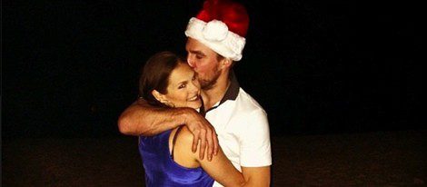  Stephen Amell abrazando a su esposa con un gorro de Papá Noel / Instagram