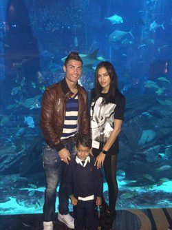 Cristiano Ronaldo, Irina Shayk y Cristiano Jr. en el acuario