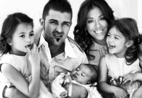 David Villa y Patricia González felicitan 2014 posando junto a sus tres hijos / Foto: Twitter
