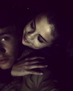Selena Gomez abrazando a Justin Bieber / Instagram