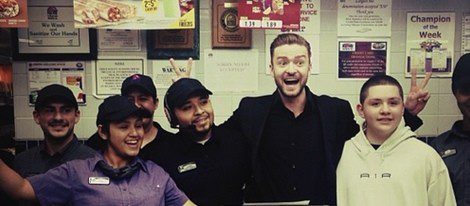 Justin Timberlake celebrando sus tres People's Choice Awards 2013 / Foto: Instagram