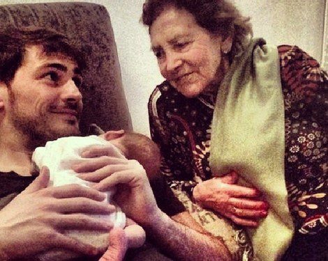 Iker Casillas con su hijo Martín y su abuela / Foto: Instagram