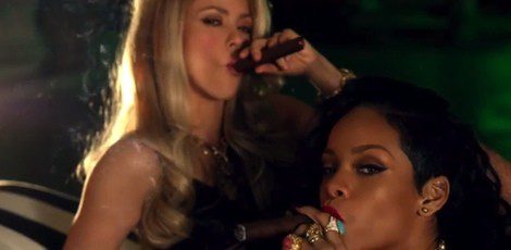 Shakira y Rihanna fumando un puro en el videoclip de 'Can't Remember To Forget You'