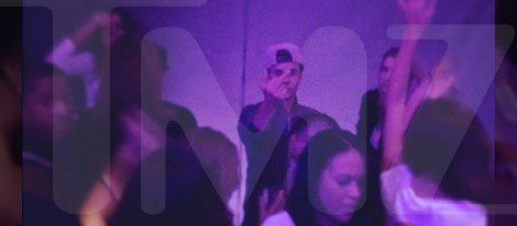 Justin Bieber haciendo un corte de mangas en la fiesta de Maxim