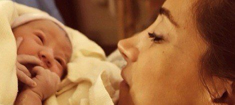  Danielle Jonas con su hija recién nacida / Instagram