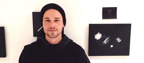  Shawn Pyfrom posa en una exposición de arte / Instagram
