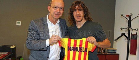 Carles Puyol recibe una camiseta para su hija Manuela
