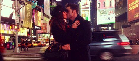 Paula Echevarría y David Bustamante dándose un beso en Nueva York
